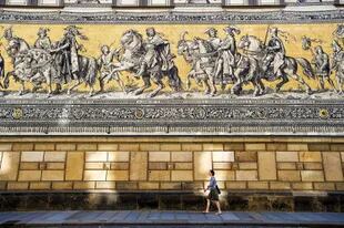 Fürstenzug o la procesión de los principes, el mural de azulejos más largo del mundo.