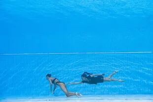 Et team redder USA-medlemmet Anita Alvarez fra bunnen av en dam under en hendelse under frisvømmingsfinalen i solokunst for kvinner ved verdensmesterskapet i vannsport i Budapest.