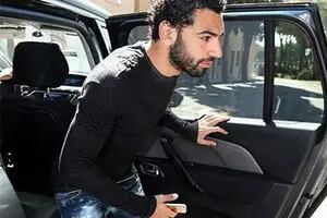 Salah, denunciado por Liverpool, su club: utilizó el celular mientras manejaba