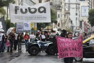 Decenas de estudiantes protestaron ayer al mediodía sobre la avenida Córdoba