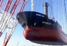Cómo es la grúa flotante más poderosa del mundo que puede sostener un barco sin esfuerzo