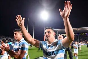 Una imagen cercana: Pablo Matera saluda a los fans tras la histórica victoria de los Pumas sobre los All Blacks, por el Rugby Championship, en Christchurch; en esa ciudad de Nueva Zelanda se destacó como jugador de Crusaders 