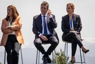 La gobernadora de Río Negro, Arabella Carreras, junto al ministro Sergio Massa y la secretaria de Energía, Flavia Royón