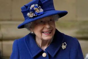 La reina Isabel II sonríe al salir de una misa de acción de gracias para celebrar el centenario de la Legión Británica real en la Abadía de Westminster en Londres el 12 de octubre de 2021. (Foto AP/Frank Augstein, Pool, archivo)