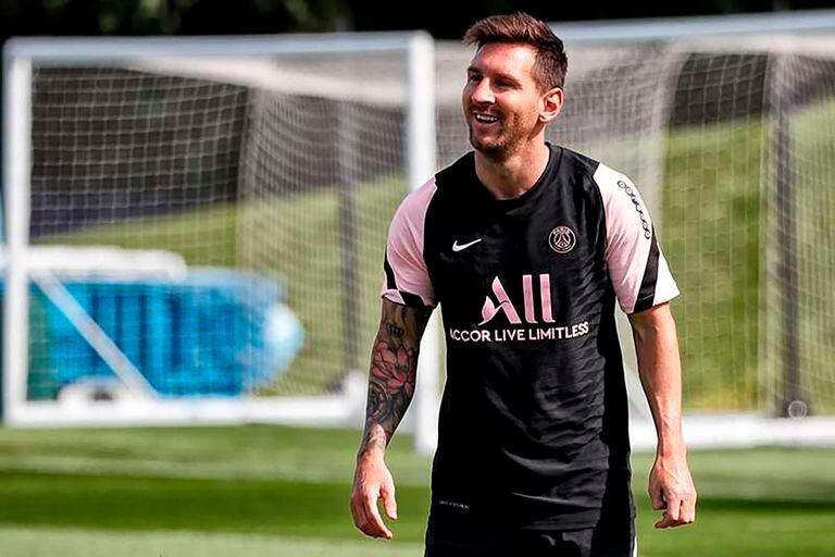 Después de su mes más relajado y feliz de vacaciones tras conquistar la Copa América, Messi se encontró con el cimbronazo del adiós de Barcelona, pero ya se rehace en Francia.