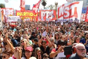 Las agrupaciones de izquierda llegan a la Plaza de Mayo y se suman al acto