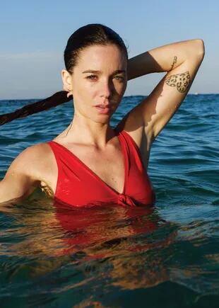 En Ibiza combinó trabajo y placer: además de un shooting fotográfico para Lovely Denim -la marca de su tía paterna, Mariana Toledano- también disfrutó de baños de mar y navegó en velero.