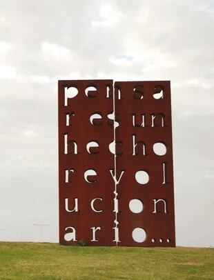 "Pensar es un hecho revolucionario", escultura de Marie Orensanz en el Parque de la Memoria; en abril, la artista presenta una retrospectiva en el Muntref