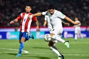 El pistolero Luis Suárez remata de zurda y marcará el gol de la victoria de Uruguay sobre Paraguay en Asunción; con el triunfo, la Celeste se reposiciona para lograr una plaza para la Copa del Mundo de Qatar