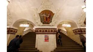 Las escaleras de la estación de metro Kievskaya en Moscú, Rusia
