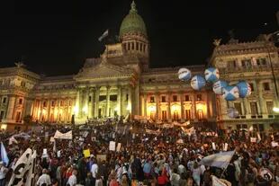 Después de ir a la Plaza de Mayo, los manifestantes se dirigieron espontáneamente al Congreso, donde se trata la reforma judicial que impulsa el Gobierno