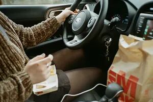 En este país está prohibido comer en el auto y ajustar el asiento mientras se maneja