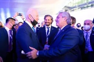 El momento del saludo entre el presidente Alberto Fernández y su par estadounidense Joe Biden, en el G-20, en Roma; atrás, el canciller Cafiero