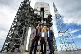 El director de la misión Thomas Zurbuchen, el astrofísico Eugene Parker y Tony Bruno de ULA, con el cohete Delta IV a sus espaldas