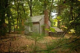 La reconstruida cabaña de Walden Pond donde, en julio de 1845, Henry David Thoreau se retiró a los bosques