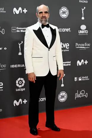 El actor Luis Tosar combinó saco en tono crema con pantalón negro