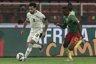 Nouhou Tolo de Camerún y Mohamed Salah de Egipto luchan por el balón durante el partido de fútbol semifinal de la Copa Africana de Naciones.