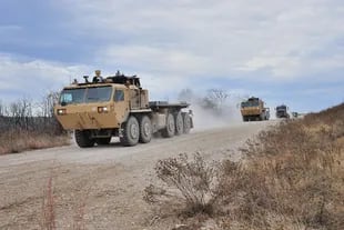 Un convoy de vehículos militares autónomos