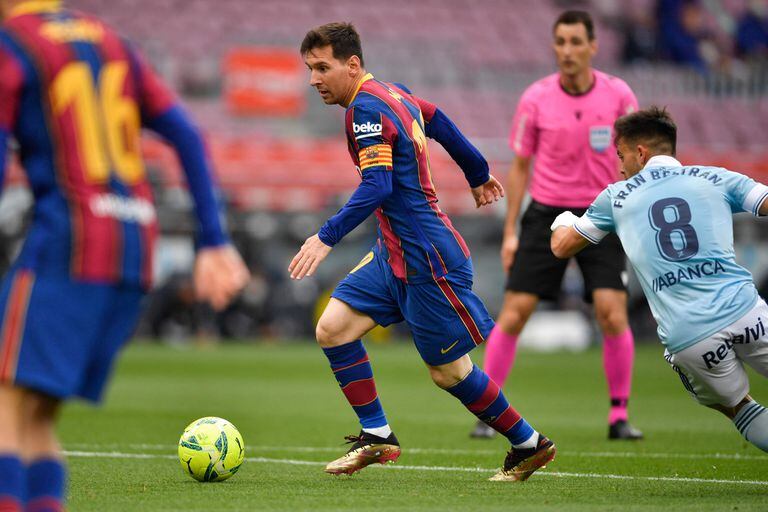 El delantero argentino del Barcelona Lionel Messi corre con el balón durante el partido de fútbol de la Liga española entre el FC Barcelona y el RC Celta de Vigo en el estadio Camp Nou de Barcelona el 16 de mayo de 2021 (Foto por Pau BARRENA / AFP).