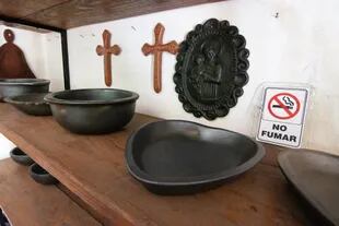 Ollas y otros enseres realizados con arcilla negra se pueden adquirir en el Camino de los Artesanos, en Mina Clavero