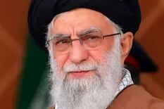 Khamenei. En un inusual sermón, el líder supremo iraní trató a Trump de "payaso"