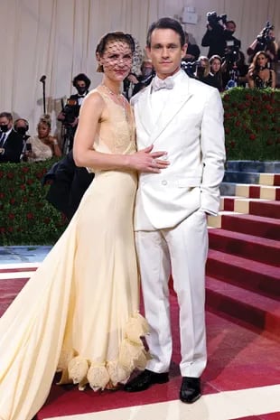El matrimonio de actores, Claire Danes y Hugh Dancy. Ella vistió un diseño de Lanvin y él un smoking Fendi.