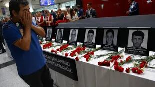 En el aeropuerto Atatürk, en Estambul, amigos y familiares lloraron a las víctimas