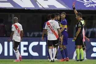Facundo Tello le muestra la roja a Carlos Zambrano durante el superclásico entre Boca Juniors y River Plate.