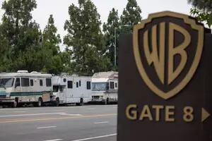 Las razones por las que la gente se muda a casas rodantes frente a los estudios de la Warner Bros