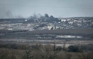 Humo se eleva después del bombardeo en Soledar, región de Donetsk, Ucrania