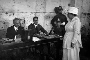 Julieta Lanteri - primera mujer que logró votar en Argentina y América Latina -, llegando a los comicios para depositar su voto, en 1911