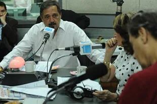 Víctor Hugo Morales y Magdalena Ruíz Guiñazú en el momento en el que discutieron al aire ante la mirada de Ricardo Alfonsín, invitado al espacio radial