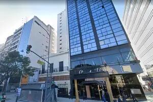 Una mujer cayó desde la terraza de un hotel a metros de la 9 de Julio y murió