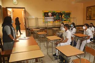 Los estudiantes asisten a una clase cuando las escuelas reabrieron después de casi 11 meses de receso debido a la pandemia del coronavirus en Calcuta el 12 de febrero de 2021.