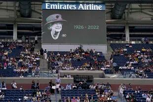Una imagen de la reina Isabel II se muestra en la pantalla grande dentro del Estadio Arthur Ashe durante un momento de silencio antes del inicio de las semifinales de individuales femeninos del Abierto de tenis de EE. UU