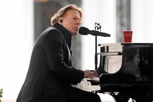 De negro, Axl Rose tocó al piano su clásico "November Rain" para despedir a su amiga y colega. 