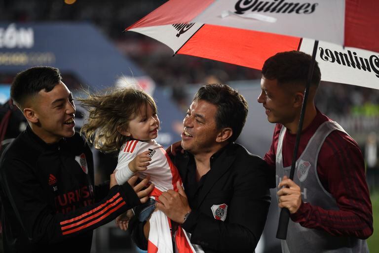 Gallardo sostiene a Benjamín ante sus otros hijos al celebrar el título de campeón del Torneo 2021.