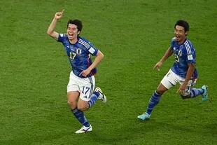 Ao Tanaka inicia el festejo de su gol, el de la victoria sobre España; Japón también derrotó a Alemania y ahora quiere sortear a Croacia, subcampeón en Rusia 2018