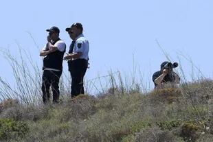 La policía portuguesa en plena búsqueda del cuerpo de Madeleine McCann en Praia da Luz.