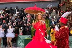 Inmóvil, en un vestido rojo y con sus hijos, Mariah Carey brindó un curioso show