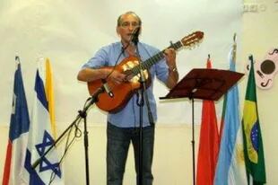 En uno de sus empleos, Sergio recorrió Israel cantando folklore para latinoamericanos.