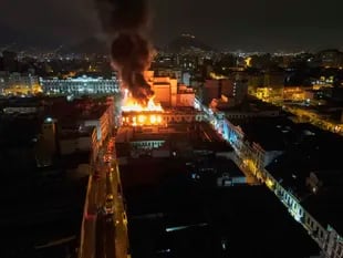 Vista aérea del incendio cerca de la Plaza San Martín