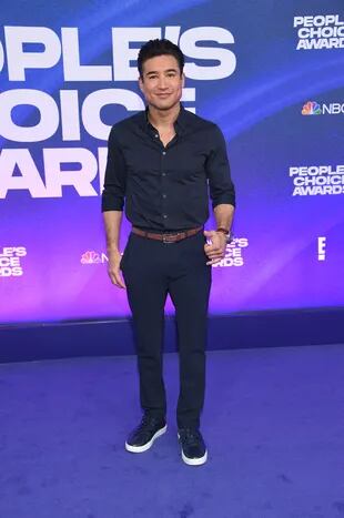 El actor y presentador televisivo Mario Lopez fue uno de los más sencillos de la gala: pantalón, camisa y zapatillas, fiel a su estilo y personalidad 