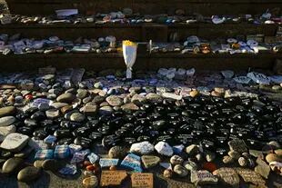 Vigilia por la segunda marcha de las piedras. Miles de manifestantes colocaron piedras en Plaza de Mayo para recordar a los mas de 112 mil muertos por el Covid-19