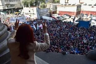 Cristina Kirchner saluda a la militancia tras hacer su descargo público en la causa Vialidad
