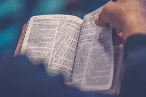 Retiraron Biblias de escuelas porque un padre denunció que tenían contenido “indecente”