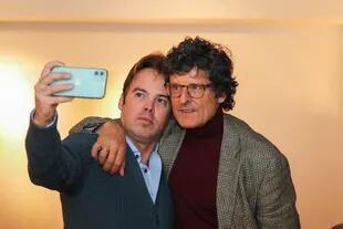 Matías Braun y Franco Martini en una selfie con la obra de Paula Vega