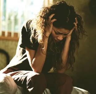 Zendaya le da vida a Rue, una adolescente de 17 años que lidia con el consumo de drogas (Crédito: HBO)