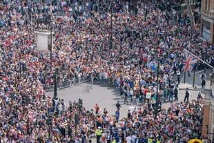 Migliaia di britannici si riuniscono nel centro di Londra il primo giorno delle celebrazioni del Giubileo di platino della Regina Elisabetta II. 