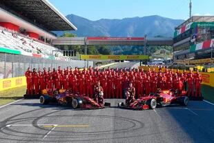 Ferrari cumple 1000 grandes premios en su autódromo de Mugello; la foto familiar incluye a los autos actuales, a los pilotos Sebastian Vettel y Charles Leclerc y al personal que está en escenario toscano.